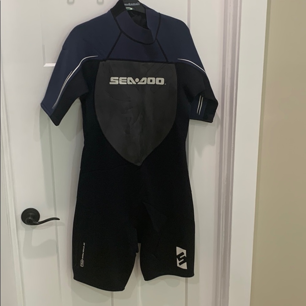 Mens Sea Doo XL wet suit in like new condition